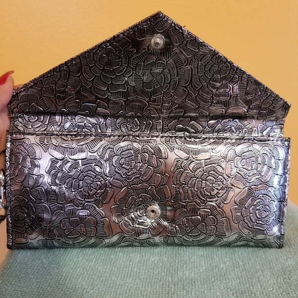 Silver and Black 'Clutch/wristlet' - Picture 3 of 5